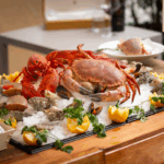 Seafood-Platte mit Krabben, Austern und Zitrone im HASE Restaurant – Highlight zum Champagne & Seafood Day im Juni