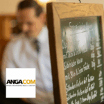 Kellner im HASE Restaurant mit Tafelmenü – Event zur ANGA COM Messe in Köln