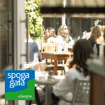 Gäste genießen sonnige Stunden im Außenbereich des HASE Restaurants während der spoga+gafa Messe in Köln